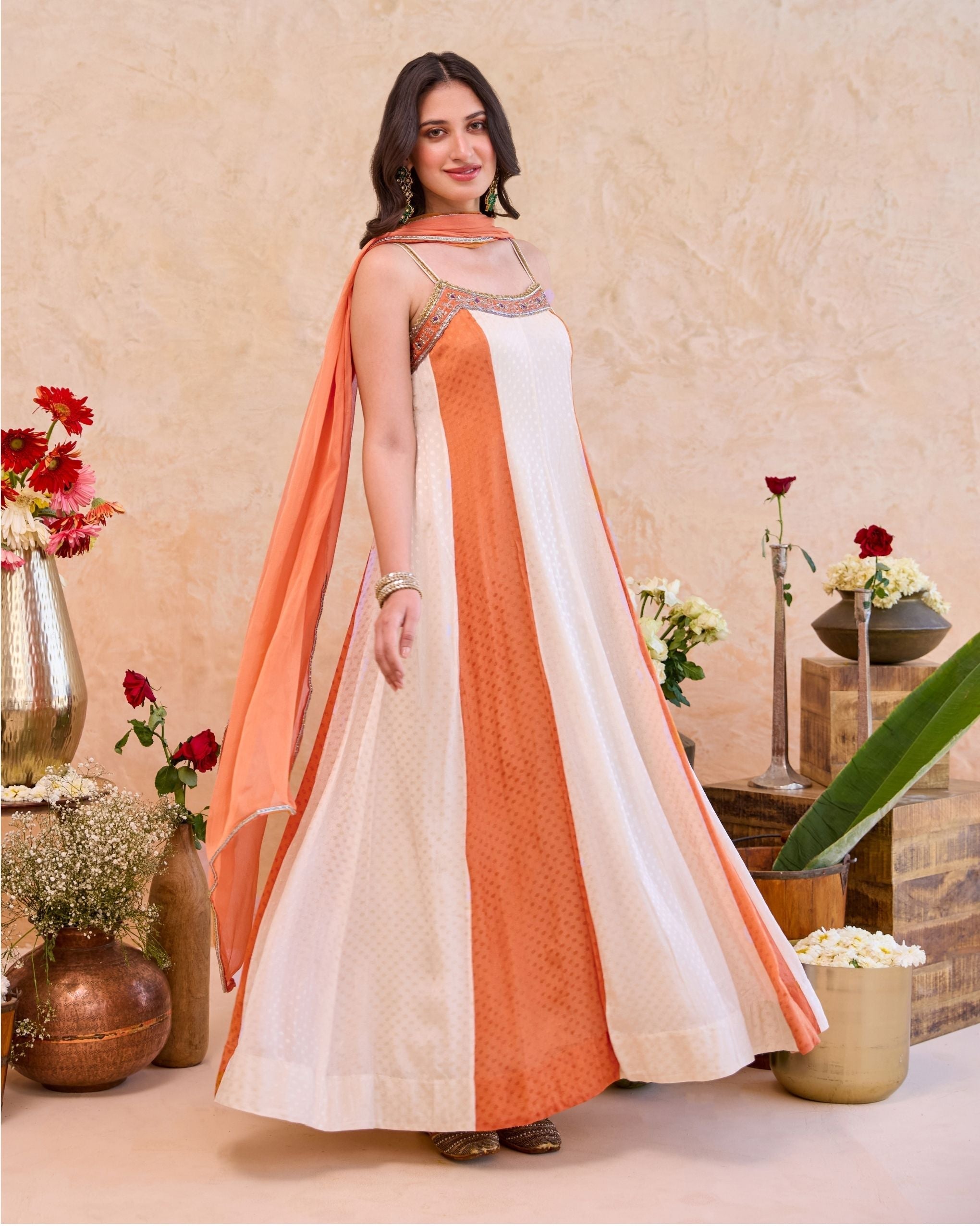 Aarohi Kurta Set at kamakhyaa.com by Taro. This item is Jashn-E-Taro - The Trousseau Edit by Taro