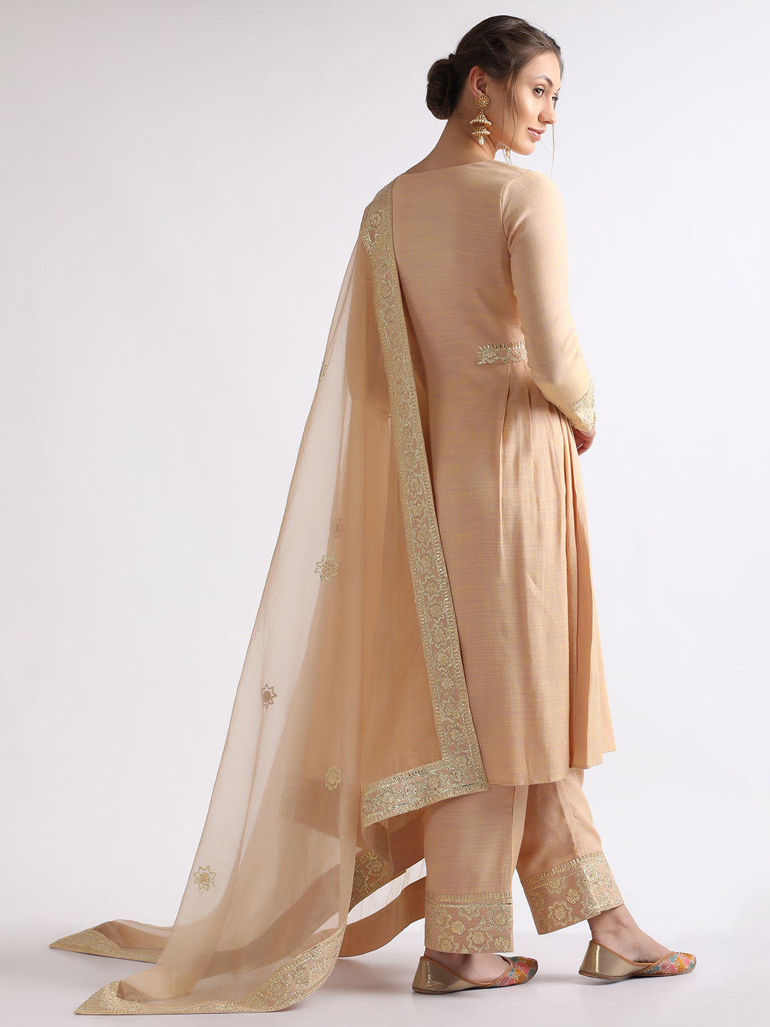 KLOSIA Dames geborduurde Kurta en broek set met Dupatta KLOSIA Dames geborduurde Kurta en broek set met Dupatta