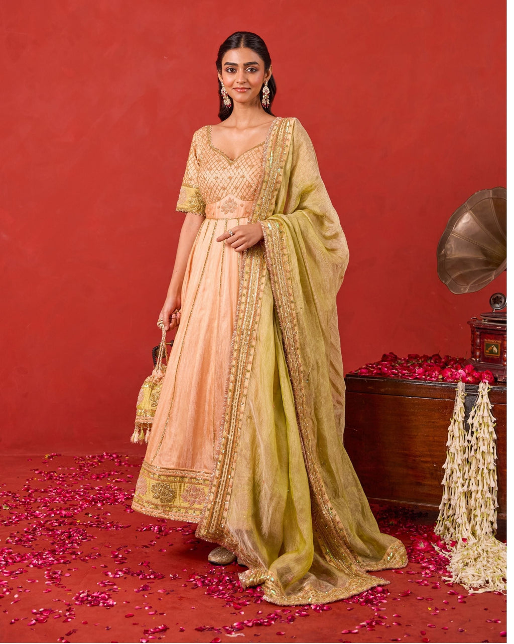 Inaayat Kurta Set at kamakhyaa.com by Taro. This item is Jashn-E-Taro - The Trousseau Edit by Taro, Under $50