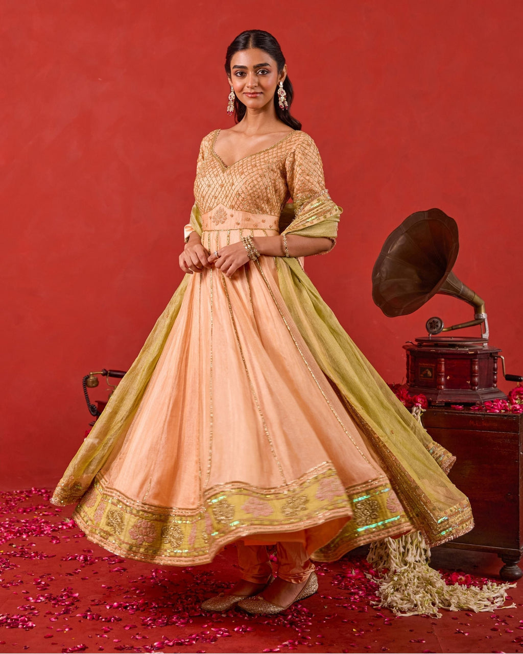 Inaayat Kurta Set at kamakhyaa.com by Taro. This item is Jashn-E-Taro - The Trousseau Edit by Taro, Under $50