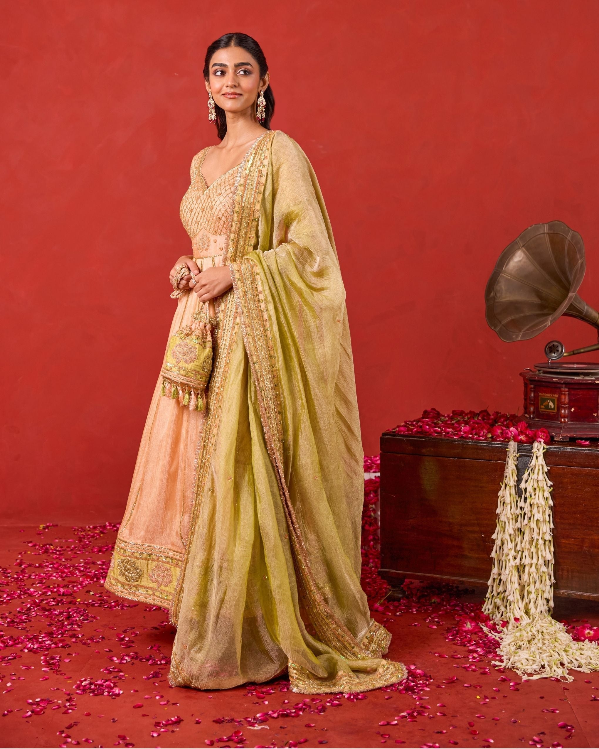 Inaayat Kurta Set at kamakhyaa.com by Taro. This item is Jashn-E-Taro - The Trousseau Edit by Taro, Under $50
