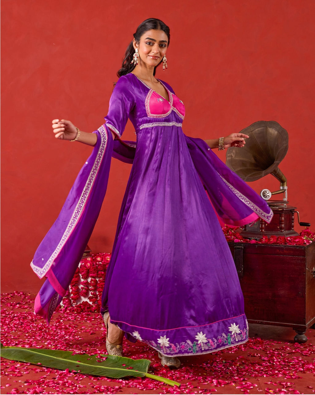 Noorvi kurta set at kamakhyaa.com by Taro. This item is Jashn-E-Taro - The Trousseau Edit by Taro, Under $50