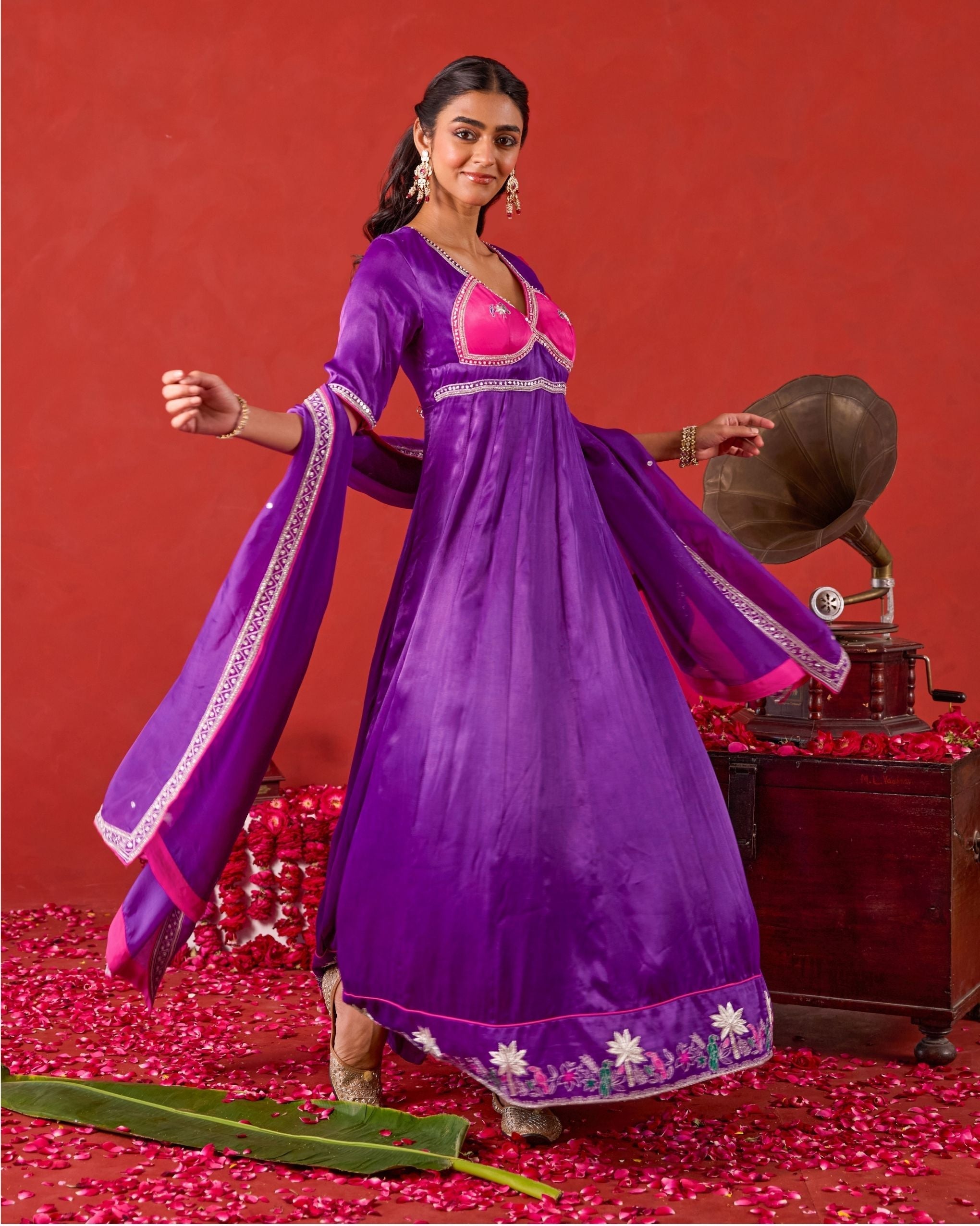 Noorvi kurta set at kamakhyaa.com by Taro. This item is Jashn-E-Taro - The Trousseau Edit by Taro, Under $50