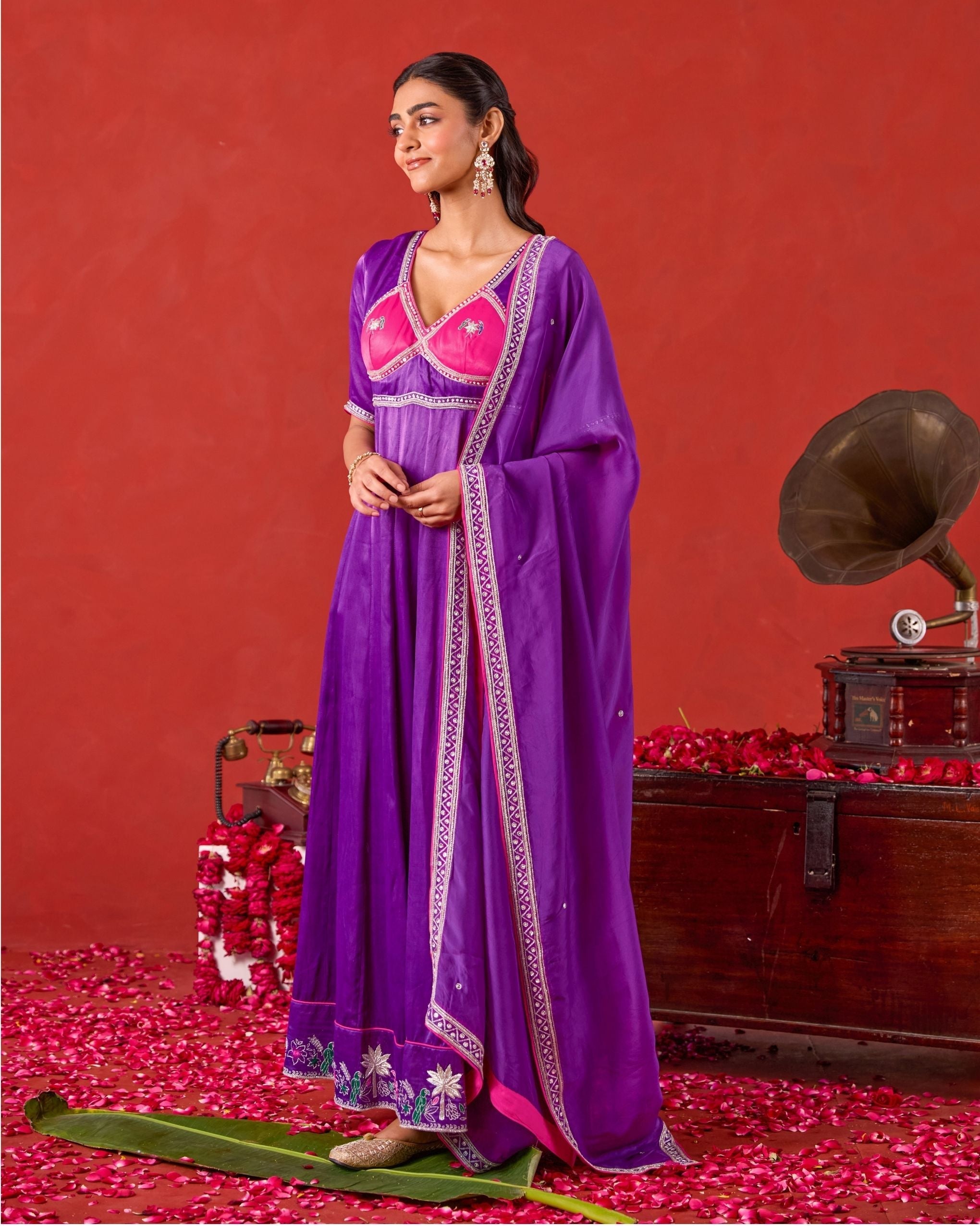 Noorvi kurta set at kamakhyaa.com by Taro. This item is Jashn-E-Taro - The Trousseau Edit by Taro, Under $50