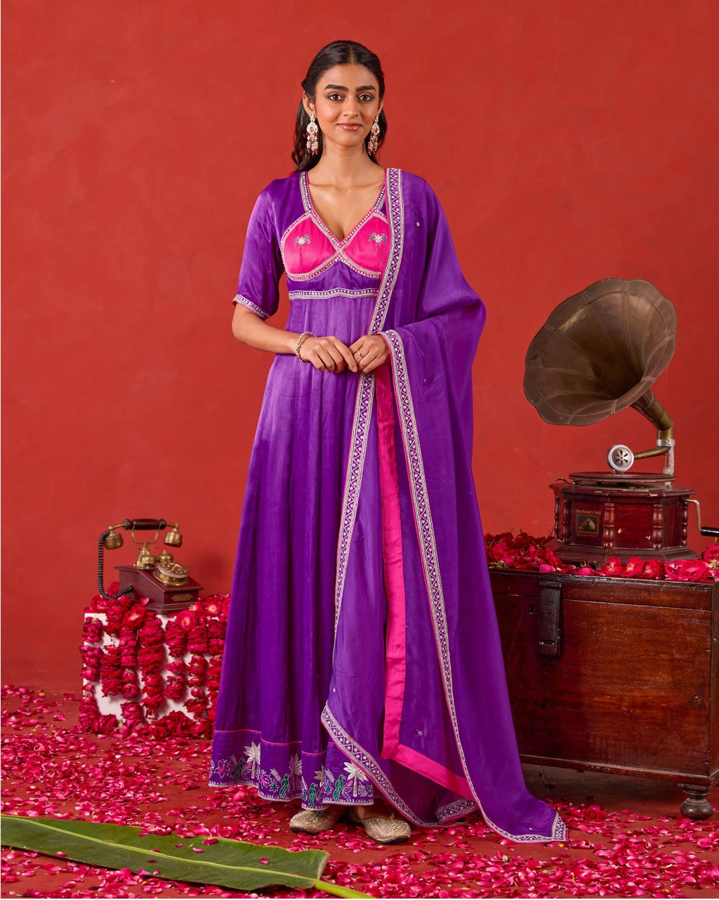 Noorvi kurta set at kamakhyaa.com by Taro. This item is Jashn-E-Taro - The Trousseau Edit by Taro, Under $50