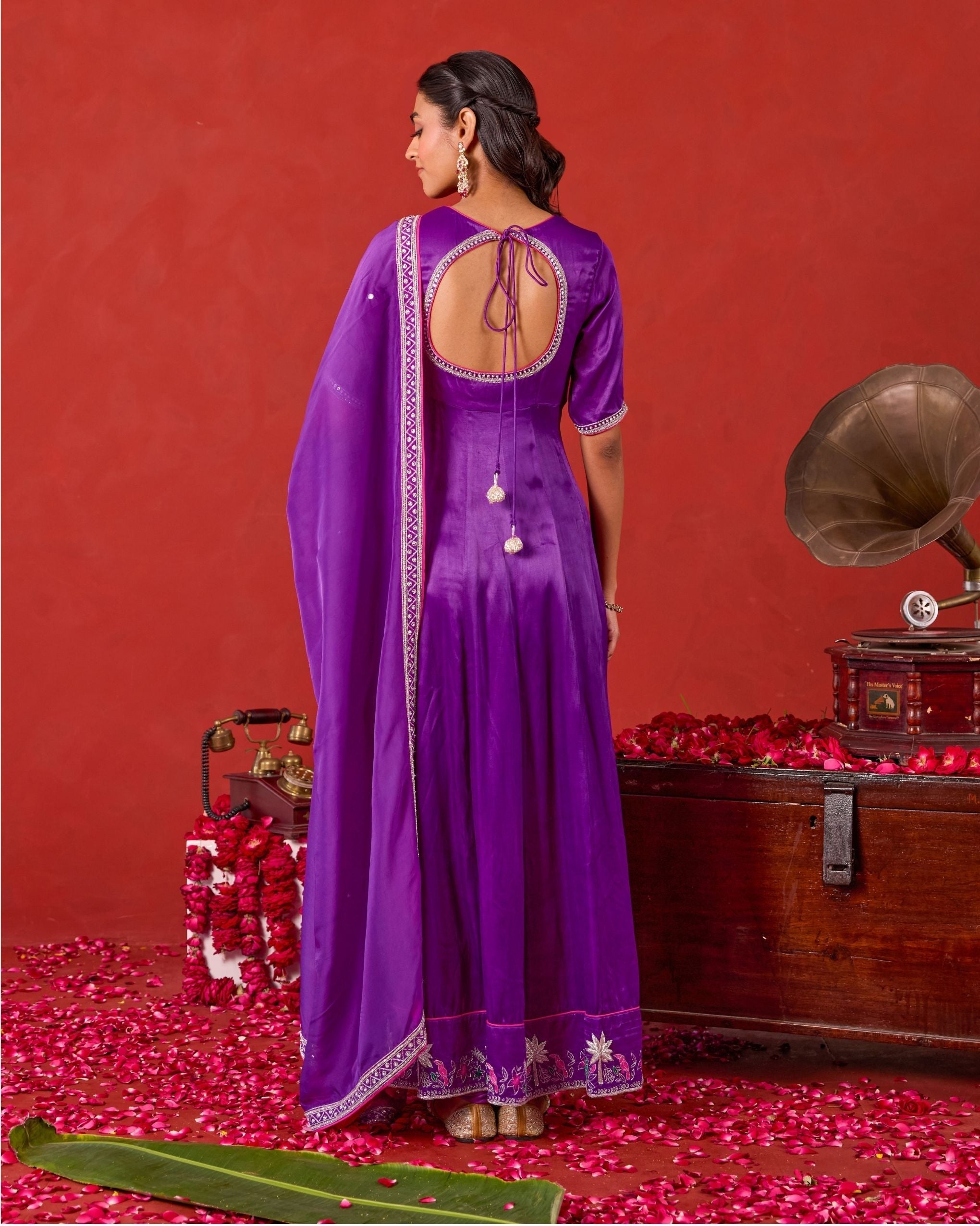 Noorvi kurta set at kamakhyaa.com by Taro. This item is Jashn-E-Taro - The Trousseau Edit by Taro, Under $50