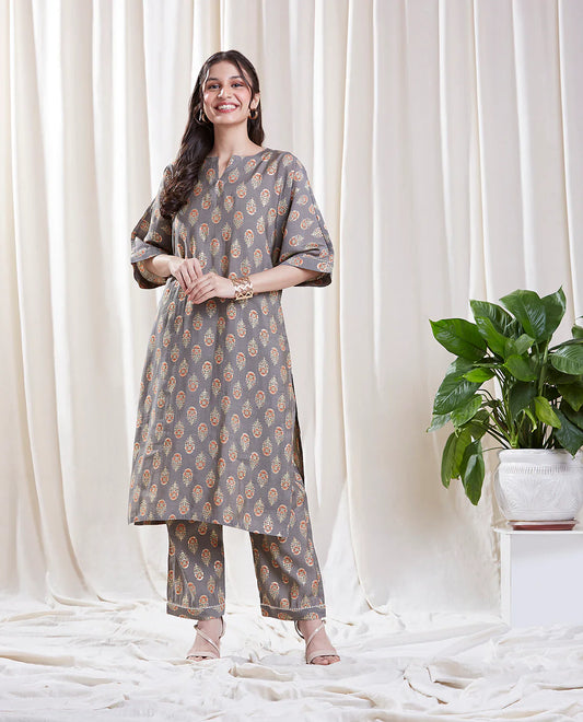 Sage Green Kurta with Floral Prints Set at Kamakhyaa by Hasttvam. This item is Floral, Fusion Wear, Green, Natural dyes, Relaxed Fit, Respondible production and Vegan, Viscose Silk