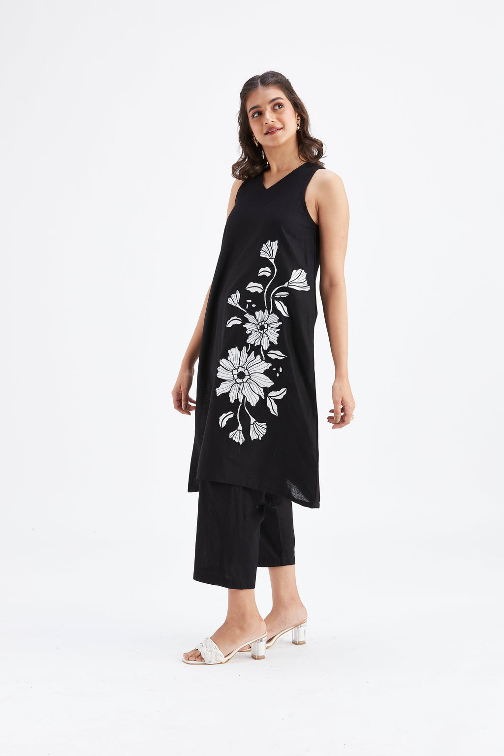 Sora Black Floral Printed Cotton kurta set at Kamakhyaa by Hasttvam. This item is Black, Cotton, Ete by Hasttvam, Floral Prints, Fusion Wear, Hand Printed, Womenswear