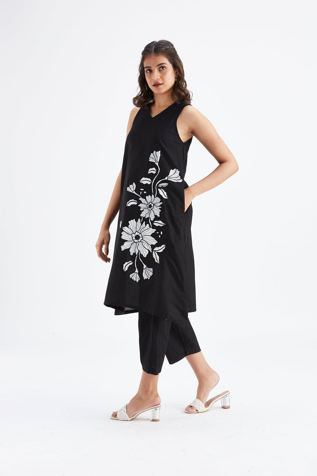 Sora Black Floral Printed Cotton kurta set at Kamakhyaa by Hasttvam. This item is Black, Cotton, Ete by Hasttvam, Floral Prints, Fusion Wear, Hand Printed, Womenswear