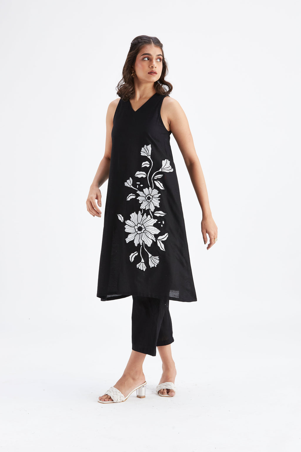 Sora Black Floral Printed Cotton kurta set at Kamakhyaa by Hasttvam. This item is Black, Cotton, Ete by Hasttvam, Floral Prints, Fusion Wear, Hand Printed, Womenswear