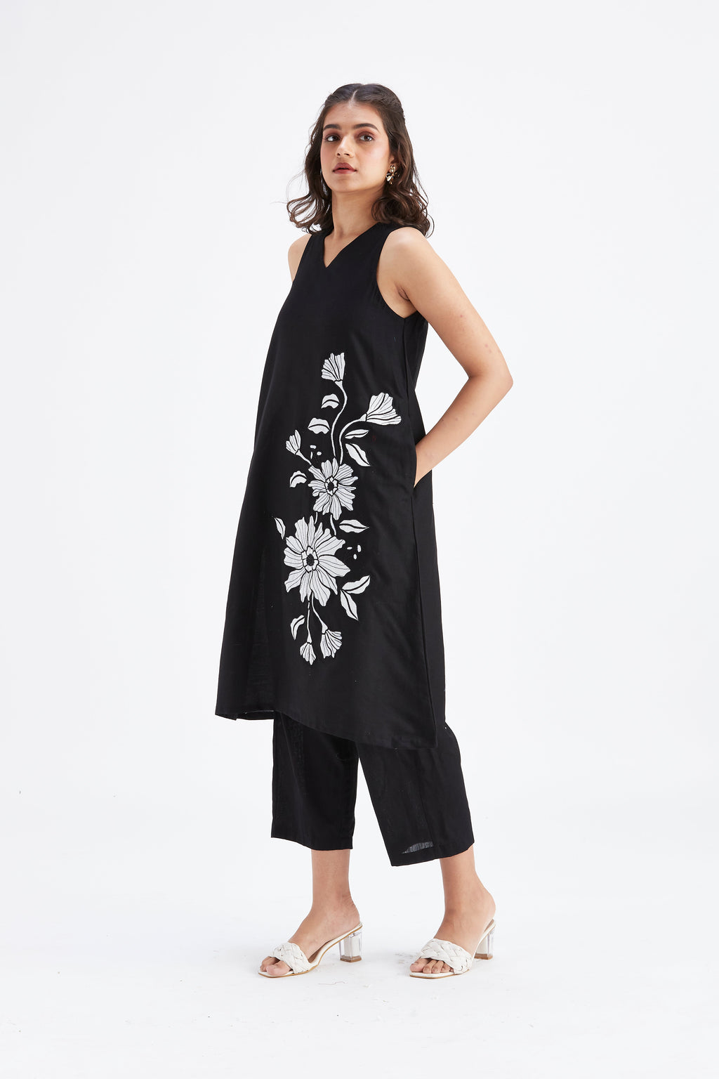 Sora Black Floral Printed Cotton kurta set at Kamakhyaa by Hasttvam. This item is Black, Cotton, Ete by Hasttvam, Floral Prints, Fusion Wear, Hand Printed, Womenswear