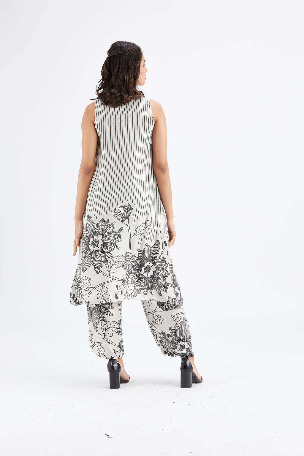 Sora White Floral Printed Modal kurta set at Kamakhyaa by Hasttvam. This item is Ete by Hasttvam, Floral Prints, Fusion Wear, Hand Printed, Modal, White, Womenswear