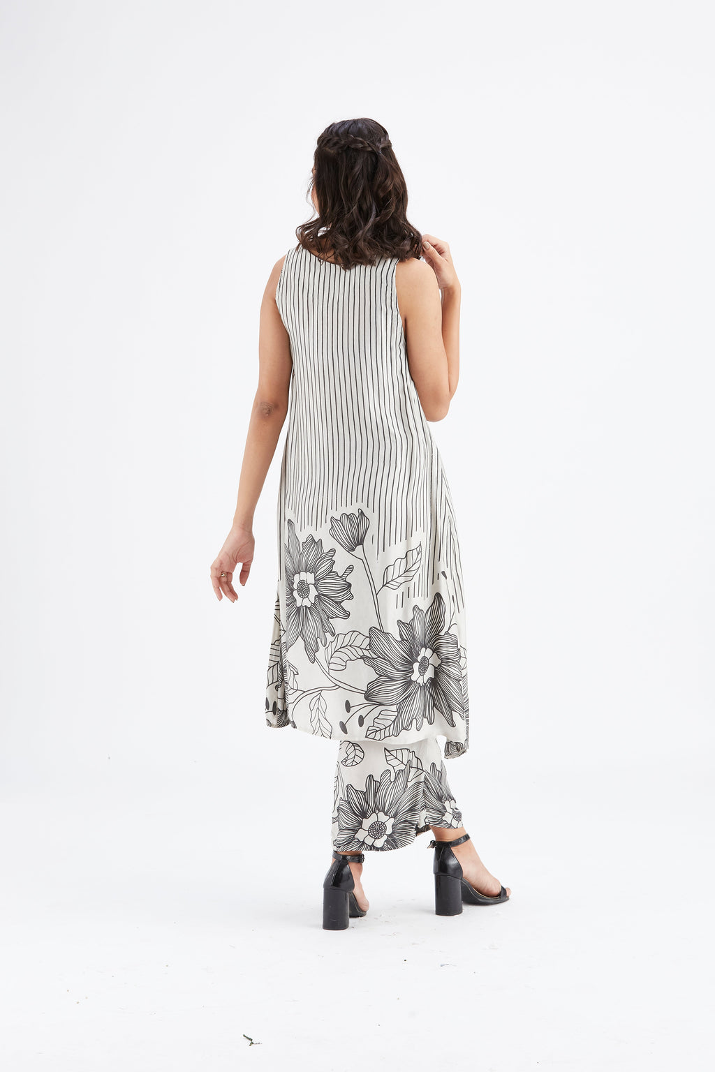 Sora White Floral Printed Modal kurta set at Kamakhyaa by Hasttvam. This item is Ete by Hasttvam, Floral Prints, Fusion Wear, Hand Printed, Modal, White, Womenswear