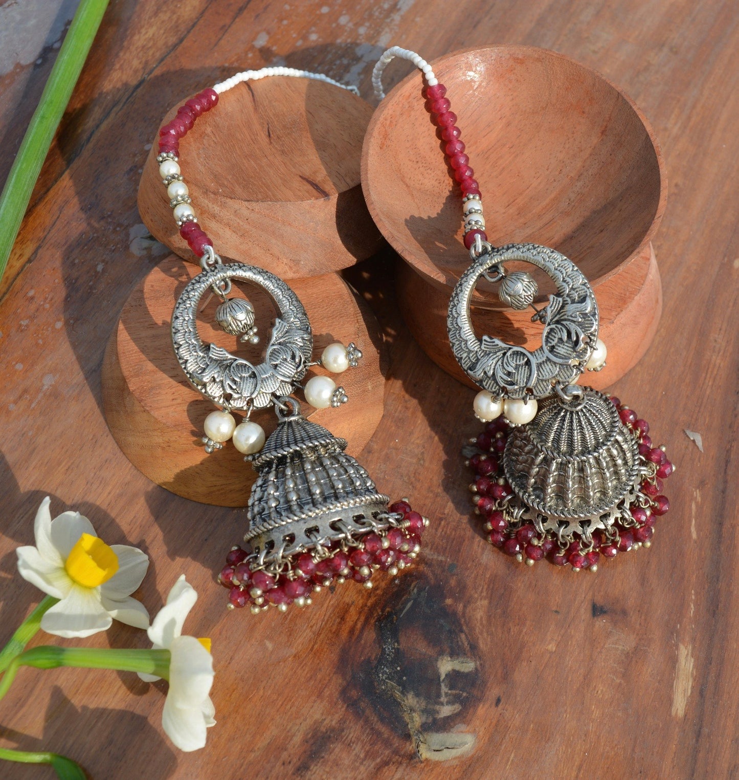 Amalka red jades jhumkis at Kamakhyaa by House Of Heer. This item is Alloy Metal, Beaded Jewellery, Festive Jewellery, Festive Wear, Free Size, jewelry, Jhumkas, July Sale, July Sale 2023, Multicolor, Natural, Pearl, Solids