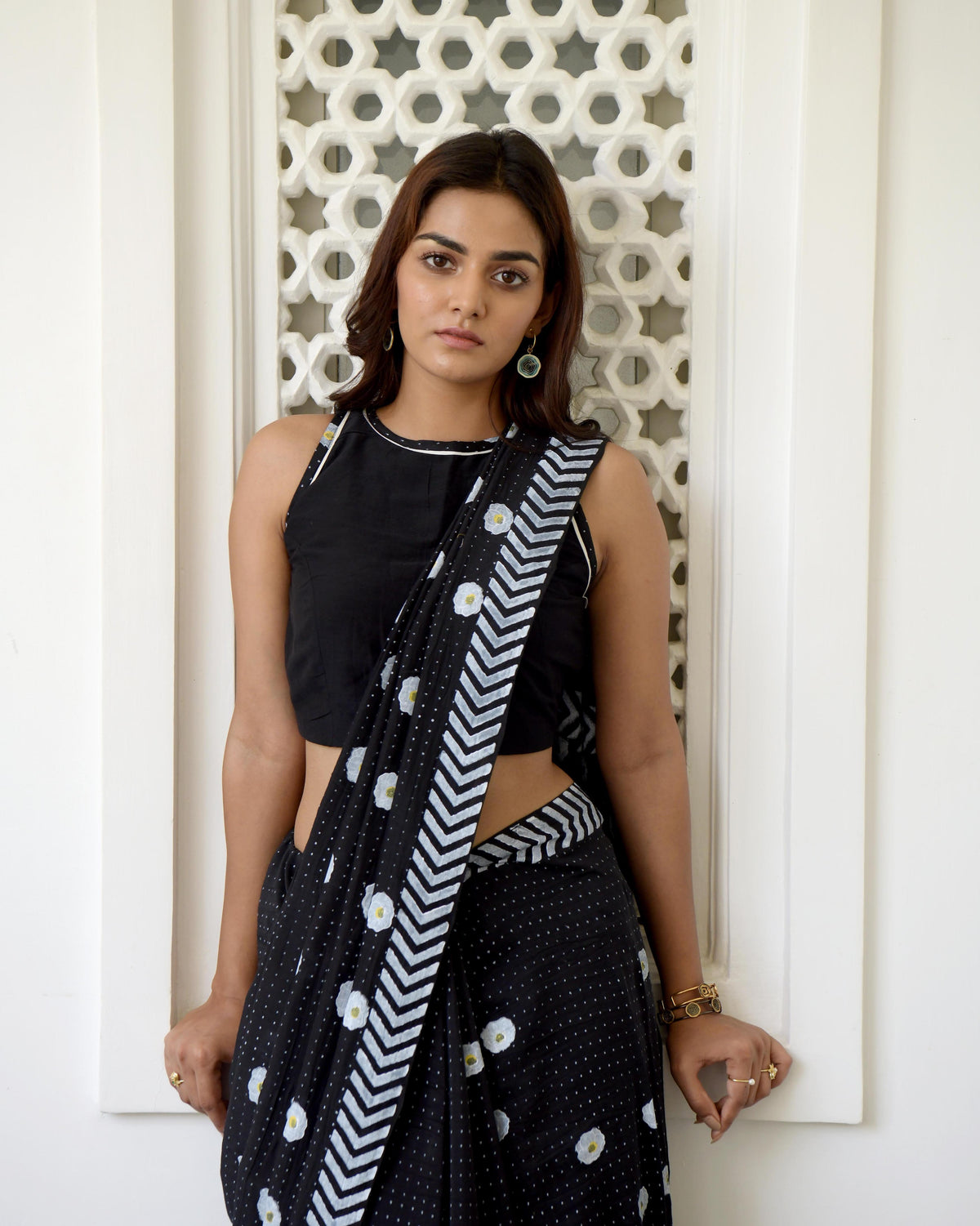 Black Printed Cotton Silk Saree Set at Kamakhyaa by Taro. This item is Cotton, Evening Wear, Gulzar Taro, Handwoven Cotton silk, Indian Wear, July Sale, July Sale 2023, Natural, Prints, Regular Fit, Saree Sets, Womenswear