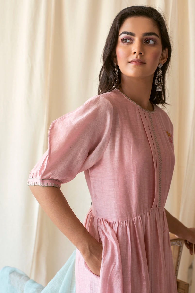 Carnation Kurta With Dupatta at Kamakhyaa by Taro. This item is Dress Sets, Evening Wear, July Sale, July Sale 2023, Kota Doria, Natural, Pink, Relaxed Fit, Rozana Taro, Silk Chanderi, Solids, Womenswear