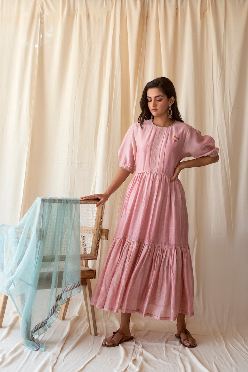 Carnation Kurta With Dupatta at Kamakhyaa by Taro. This item is Dress Sets, Evening Wear, July Sale, July Sale 2023, Kota Doria, Natural, Pink, Relaxed Fit, Rozana Taro, Silk Chanderi, Solids, Womenswear