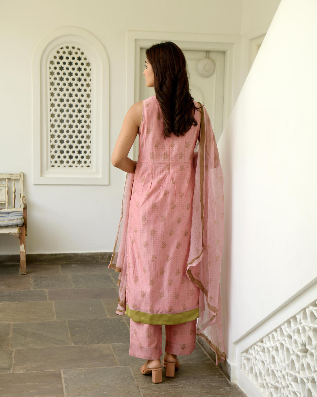 Pink Sleeveless Chanderi Silk Kurta Set With Dupatta at Kamakhyaa by Taro. This item is Chanderi Silk, Evening Wear, Gulzar Taro, Indian Wear, July Sale, July Sale 2023, Kurta Pant Sets, Kurta Set With Dupatta, Natural, Pink, Prints, Regular Fit, Womenswear