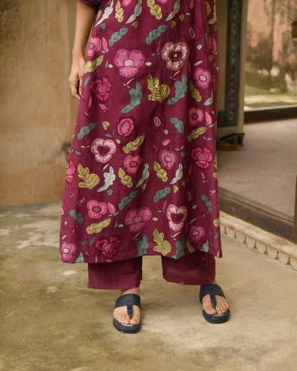 Red Kaftan With Pant at Kamakhyaa by Taro. This item is Beads, Best Selling, Chanderi Silk, Digital Print, Enchanted Garden, Evening Wear, Festive Wear, Handcrafted buttons, Indian Wear, July Sale, July Sale 2023, Kurta Pant Sets, Natural, Natural with azo free dyes, Red, Relaxed Fit, Sequin Work, Womenswear