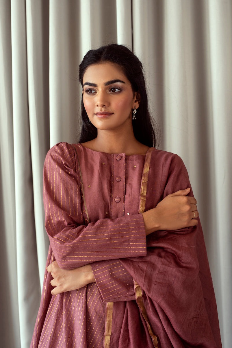 Rouge & Gold Set at Kamakhyaa by Taro. This item is Bahaar Taro, Evening Wear, Handloom Cotton, Indian Wear, July Sale, July Sale 2023, Kurta Pant Sets, Kurta Set With Dupatta, Natural, Pink, Relaxed Fit, Textured, Womenswear