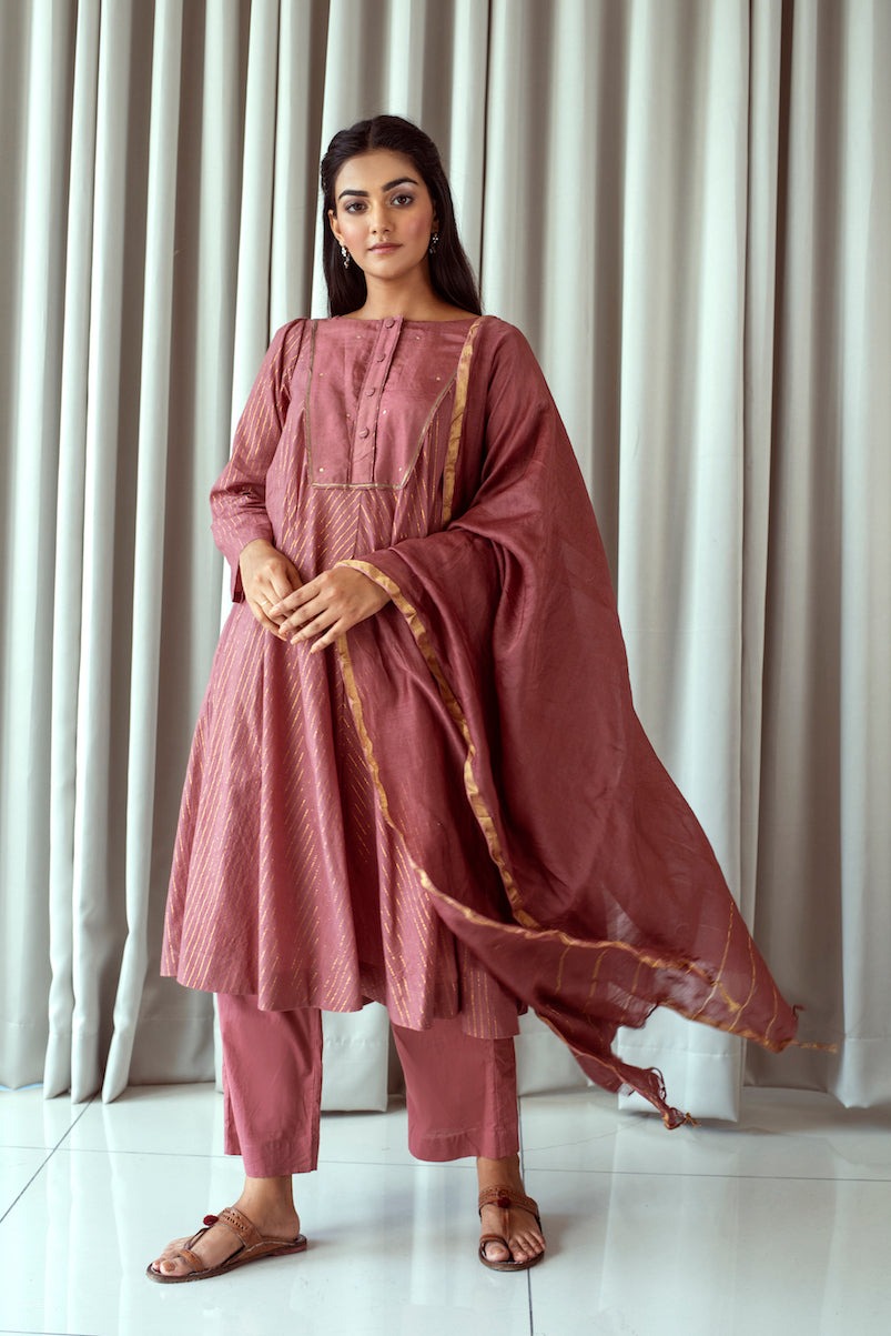 Rouge & Gold Set at Kamakhyaa by Taro. This item is Bahaar Taro, Evening Wear, Handloom Cotton, Indian Wear, July Sale, July Sale 2023, Kurta Pant Sets, Kurta Set With Dupatta, Natural, Pink, Relaxed Fit, Textured, Womenswear