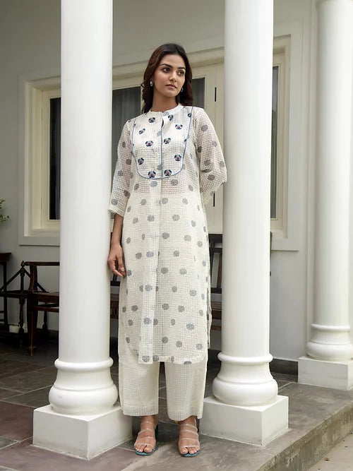 White Printed Cotton Kurta at Kamakhyaa by Taro. This item is Evening Wear, Gulzar Taro, Handwoven cotton, Indian Wear, Indo-Western, July Sale, July Sale 2023, Kurtas, Natural, Prints, Regular Fit, White, Womenswear