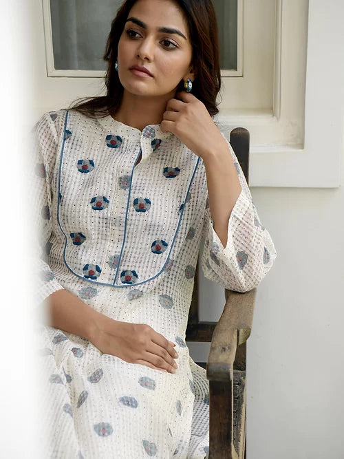 White Printed Cotton Kurta at Kamakhyaa by Taro. This item is Evening Wear, Gulzar Taro, Handwoven cotton, Indian Wear, Indo-Western, July Sale, July Sale 2023, Kurtas, Natural, Prints, Regular Fit, White, Womenswear