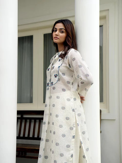 White Printed Cotton Kurta at Kamakhyaa by Taro. This item is Evening Wear, Gulzar Taro, Handwoven cotton, Indian Wear, Indo-Western, July Sale, July Sale 2023, Kurtas, Natural, Prints, Regular Fit, White, Womenswear